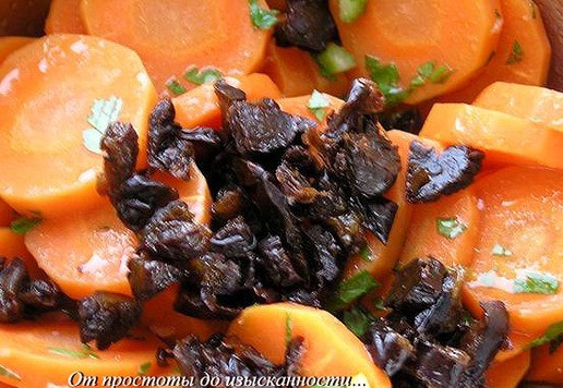 1. Этап. Салат из бланшированной моркови: Добавьте нарезанный чернослив, перемешайте. Уберите салат в холодильник минимум на 1 час.