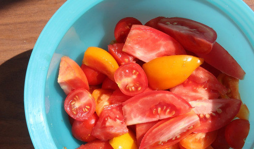 1. Этап. Салат-закуска Под шашлычок: Помидоры нарезать кусками среднего размера.