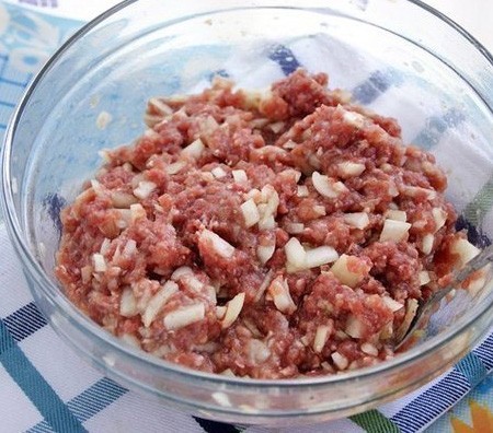 1. Stage. Chebureks on kefir: Season the minced meat to taste and add water to it so that it becomes a little liquidy.