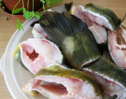 1. Этап. Линь жареный: Рыбу посыпать смесью соли, сахара и перца и оставить на 5-10 минут.