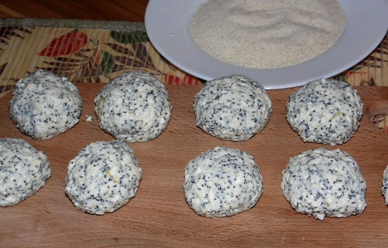 1. Этап. Маковые сырники: 3. Влажными руками формируем сырники, каждый дополнительно еще раз обваляем в манке.