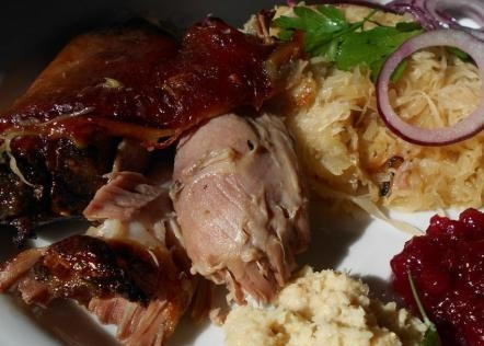 1. Этап. Cвиная рулька по-немецки: Даем 5-7 минут рульке настояться и чуток остыть, а затем подаем на стол с тушеной кислой капустой, отварной картошкой, с соусом или горчицей.