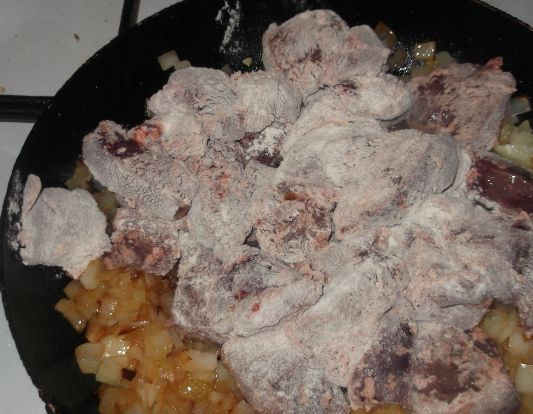 1. Этап. Гуляш из печенки свиной: 3. Обжарьте лук на растительном масле до золотистого цвета, после чего обваляйте в муке печень и выложите ее на луковую подушку. Жарьте до готовности, постоянно помешивая.