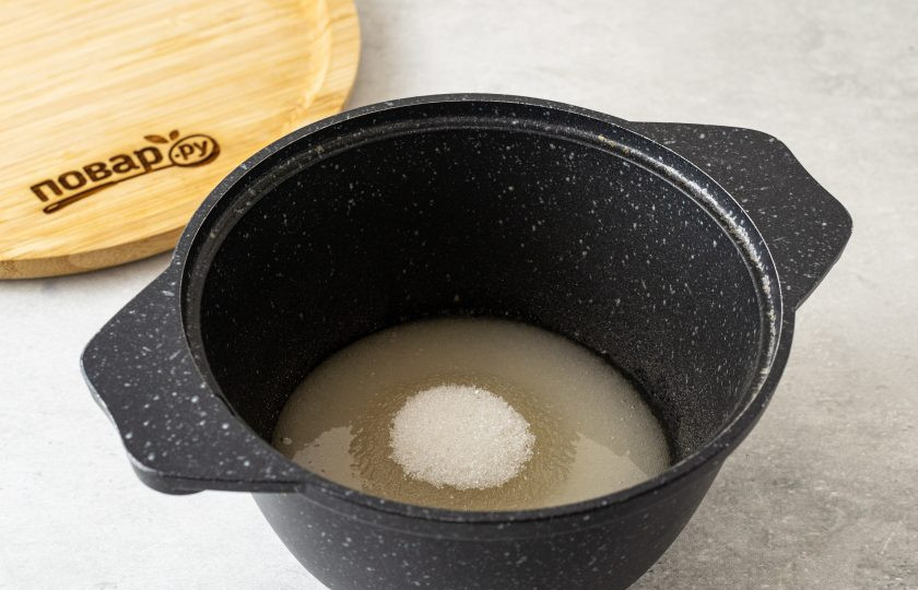 1. Этап. Варенье кизиловое: Вскипятите воду в кастрюле с толстым дном. Добавьте 2/3 сахара от указанного в рецепте. Проварите до полного растворения сахара.