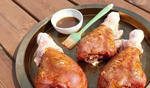 1. Этап. Голени индейки из тандыра: Голени обсыпать сухими специями и втереть их в мясо (соль, перец черный, паприка сладкая, приправа для курицы и индейки) Смешать горчицу и соевый соус, промазать этим составом с помощью кисточки.