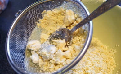 1. Этап. Яйца по-мексикански: 3. Аккуратно выбираем из яиц желтки и измельчаем их через сито или ножом. Кладем в миску или пиалу.