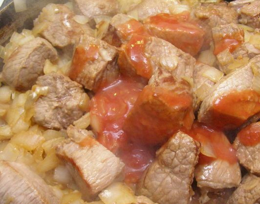 1. Этап. Гуляш из вареной говядины: 4. В самом конце добавляем томатную пасту, и жарим еще пару минут.