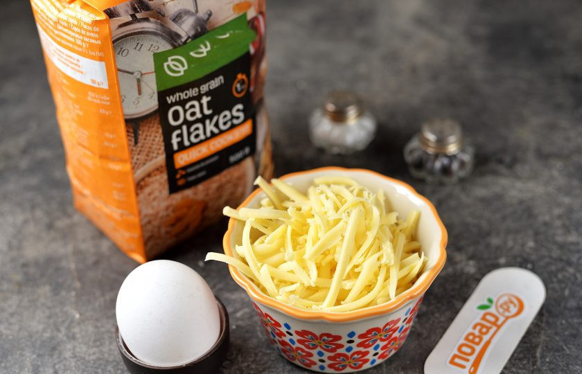 1. Этап. Жареная овсянка с яйцом: Подготовьте ингредиенты. Овсяные хлопья идеально подойдут мелкого помола для этого рецепта.