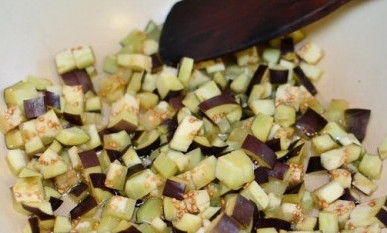 1. Этап. Говядина в кисло-сладком соусе по-китайски: Наливаем на сковороду 2-3 ложки масла, разогреваем, выкладываем баклажаны. Жарим, помешивая, на большом огне.