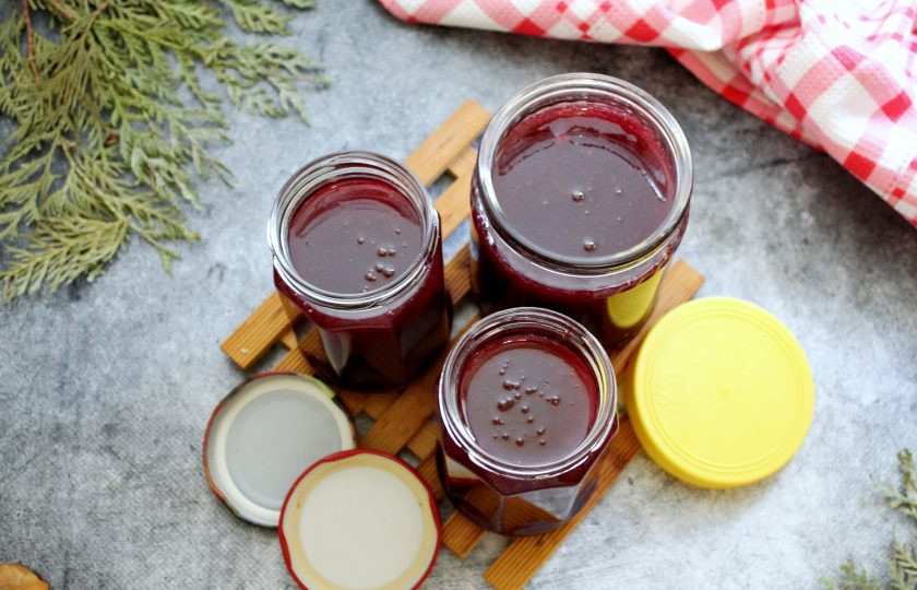 1. Этап. Перетертое варенье: Готовое варенье разложите по подготовленным банкам и накройте чистой тканью. Оставьте так до полного остывания. Железные крышки вымойте и прокипятите в течение 5 минут, затем достаньте и встряхните, удаляя воду. Банки с перетертым вареньем плотно закройте и уберите в темное, прохладное место.