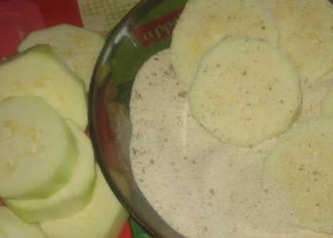 1. Этап. Кабачки с манкой: Обваляйте кабачки в смеси из манной крупы и специй.