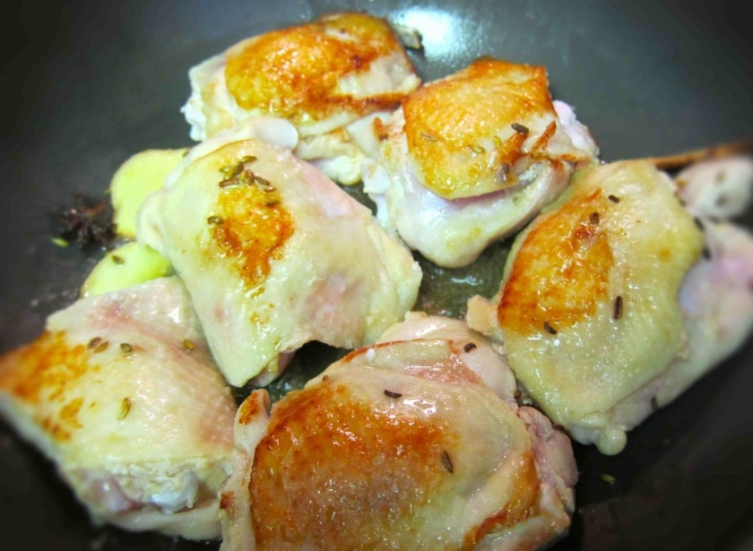 1. Этап. Куриные бедрышки в соевом соусе: Разогрейте сковороду с маслом и сухими специями (имбирь, лакрица, палочка корицы и семена укропа) на среднем огне до появления аромата. Поместите куриные бедра кожецей вниз. Накройте крышкой и жарьте около 5 минут, до золотистого цвета. Переверните куриные бедра и жарьте с закрытой крышкой еще около 5 минут.