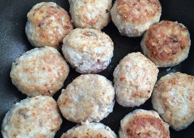 1. Этап. Ёжики с подливой: Разогреваем сковороду с растительным маслом и обжариваем наших ежиков до нужной вам степени обжарки. Кто-то любит обжарить слегка, а кто-то до хрустящей корочки.