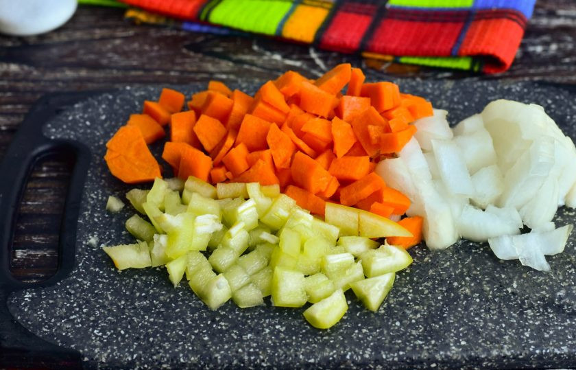 1. Этап. Баклажанная икра как магазинная: Нарежьте морковь, болгарский перец и лук.