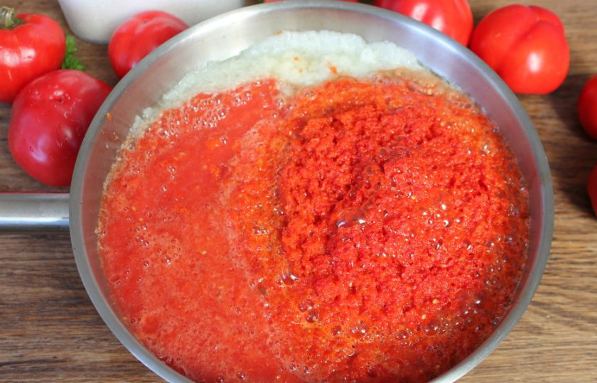 1. Этап. Заправка для борща из болгарского перца: Сердцевину из перца вынимаем. Пропускаем его через мясорубку. Измельчаем очищенный чеснок и острый перец.