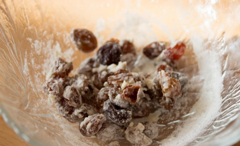 1. Этап. Кексы простые на молоке: 8. С изюма сливаю воду, присыпаю его мукой, чтобы он лучше схватился с тестом.