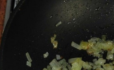 1. Этап. Гречка с грибами и сметаной: Лук почистите и мелко нашинкуйте. Разогрейте сковороду с оливковым маслом, обжарьте на ней лук до золотистого цвета.