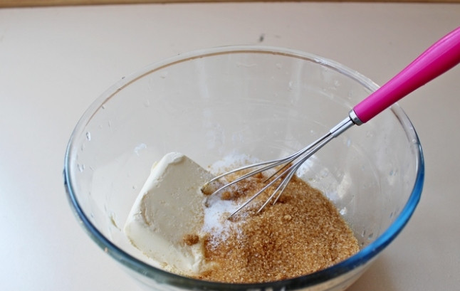 1. Этап. Кофейно-ореховый кекс: 1. Мягкое сливочное масло взбейте до пышности с сахаром. Для аромата добавьте ваниль или щепотку корицы. Параллельно заварите кружечку кофе.