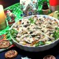 Картофель с беконом под сыром Очищаем средние картофелины. Отвариваем до готовности как обычно. Делим на дольки или кружочки. Я сделала это фигурным ножом. Смазываем форму (22 см в диаметре) маслом, посыпаем сухарями и чесноком. Этого в рецепте не было, но решила-так вкуснее! Чеснок здесь не обязательно сильно мельчить, можно нарезать слайсами. На дно распределяем картошку. У меня вышло в 2 ряда. Посыпаем приправами, можно итальянскими. Сверху полоски бекона. Для удобства при подаче лучше его нарезать на 3 части-мой совет. Запекать в разогретой до 180* духовке минут 10. Вынуть через 10 минут форму и разложить сверху очищенный и нарезанный авокадо. Сыр крупно натереть. Высыпать сверху. Отправить допекаться на 5-7 минут. Сыр используем хорошего качества