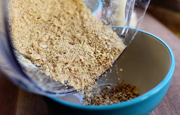 1. Этап. Жареный козий сыр: 2. Для удобства пересыпьте панировочные сухари для сыра в небольшую чашу.