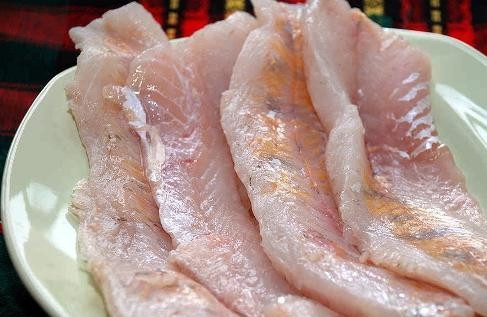 1. Этап. Морской судак в духовке: Филе морского судака нужно аккуратно промыть под проточной водой и обсушить бумажными полотенцами. Затем солим, перчим и оставляем на 10 минут мариноваться.