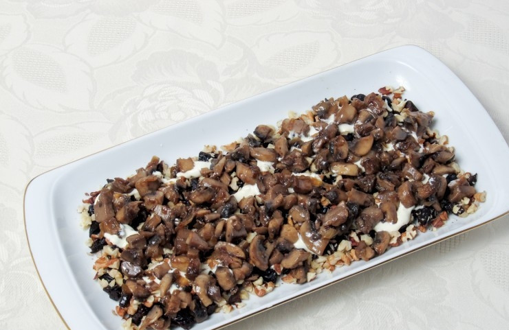 1. Этап. Салат с курицей и грибами слоями: Смажьте слой соусом. Дальше уложите остывшие грибы с луком со сковороды.