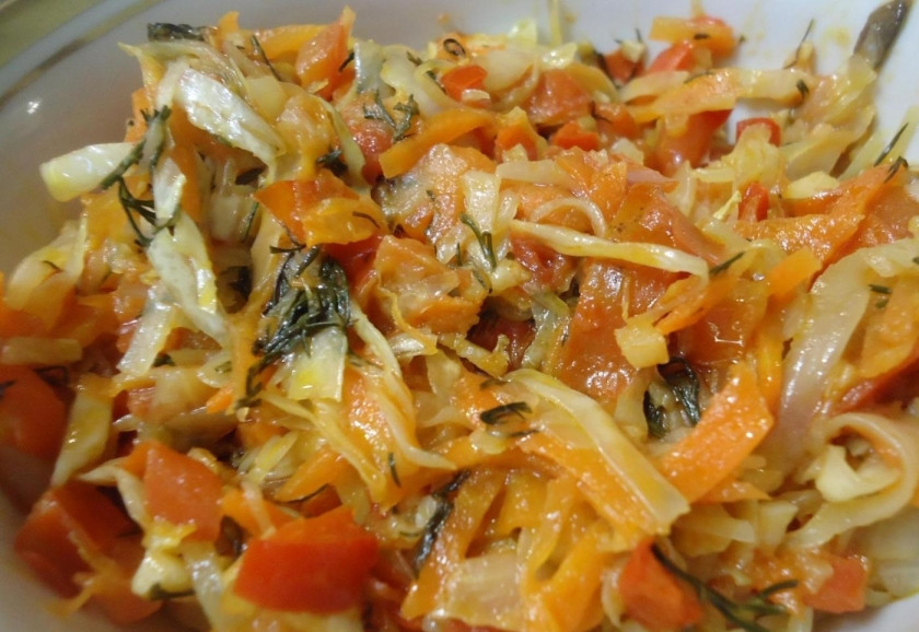 1. Этап. Курник из бездрожжевого теста: 9. На сковороде обжариваю сперва перец с томатами и чесноком, а затем добавляю капусту и морковку с зеленью.