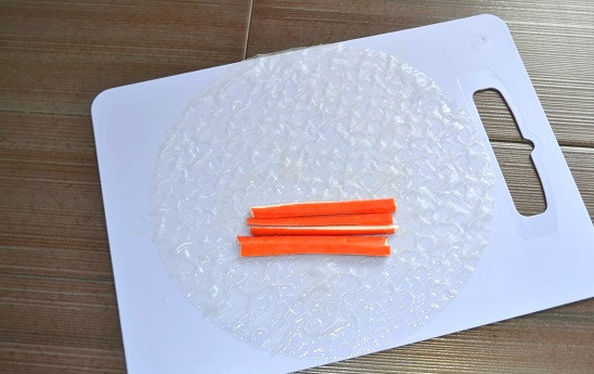 1. Этап. Спринг роллы с крабовыми палочками: 6. Выложите на край крабовые палочки.