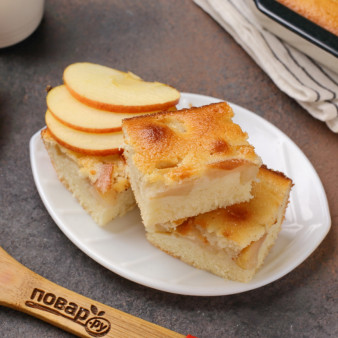 Шарлотка с манкой и яблоками