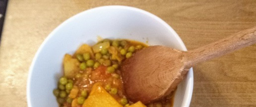 1. Этап. Карри из картофеля и зелёного горошка: Добавить гарам-масалу. Выключить огонь. Дать карри отдохнуть 3 минуты. Можно подавать. Приятного аппетита.