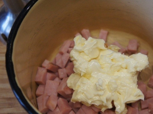 1. Этап. Cырные блины из сулугуни: Ветчину нарежьте. Соедините её со сливочным маслом и сливками в блендере. Измельчите до состояния мусса.