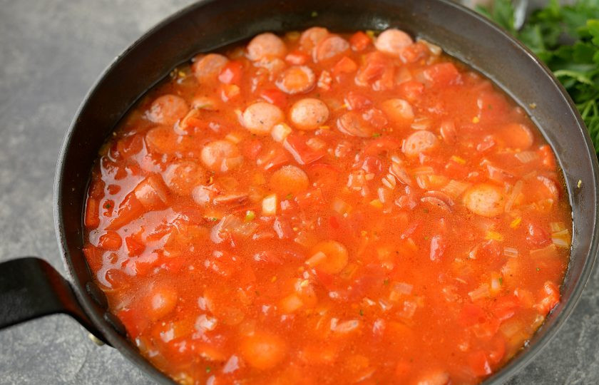 1. Этап. Американский обед: Влейте в сковороду горячую воду или бульон, он должен быть выше содержимого сковороды на один сантиметр. Сразу же посолите и поперчите блюдо по вкусу, добавьте сахар. При желании можно добавить жгучий перец для пикантности. Готовьте на тихом огне под крышкой 15-17 минут.