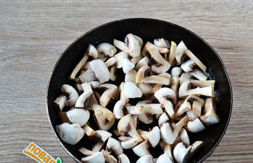 1. Этап. Блинный пирог с курицей и грибами: В сковороде, где только что жарили курицу, обжарьте до готовности порезанные на кусочки шампиньоны, затем переложите их к мясу.