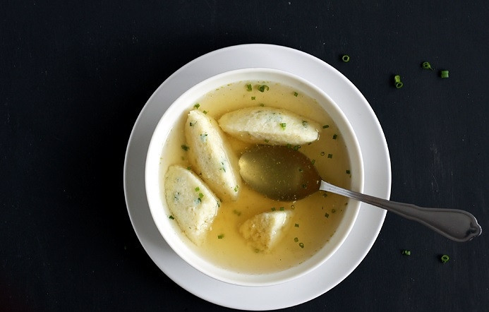 1. Этап. Австрийский суп: В готовый австрийский суп добавьте нарезанный лук, соль и мускатный орех. Приятного аппетита!