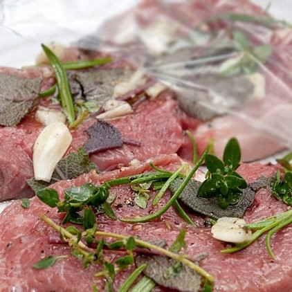 1. Этап. Телятина на гриле с травами: Телячью вырезку нарезаем на стейки (каждый - примерно по 200 граммов) и хорошенько натираем маринадом.