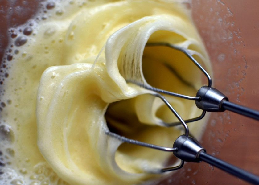 1. Этап. Маковый торт с йогуртовым муссом и белым шоколадом: Яйца взбейте с сахаром до пышной пены, не менее 2 минут.