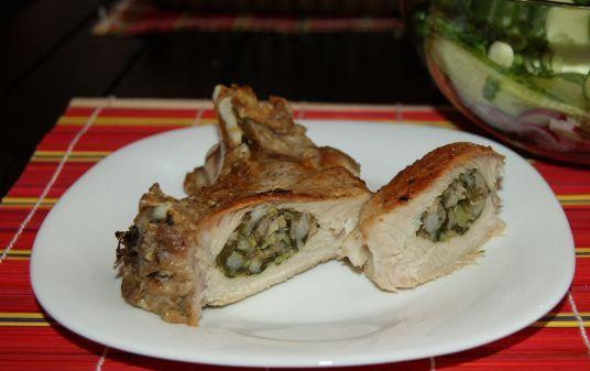 1. Этап. Мясо и любисток: Подавать блюдо с овощным гарниром.