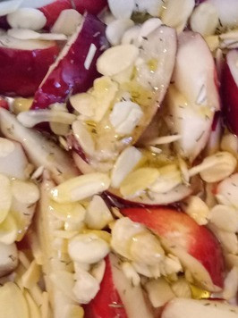 1. Этап. Салат с нектаринами и миндалем: Мелко нарезать нектарины. Посыпать их миндальными орехами. Сбрызнуть растительным маслом и запекать в духовке 35 минут при 180С.