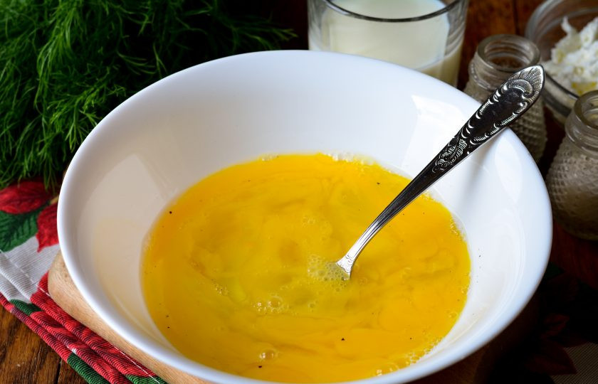 1. Этап. Омлет с творогом в духовке: Взболтайте вилкой до однородности.