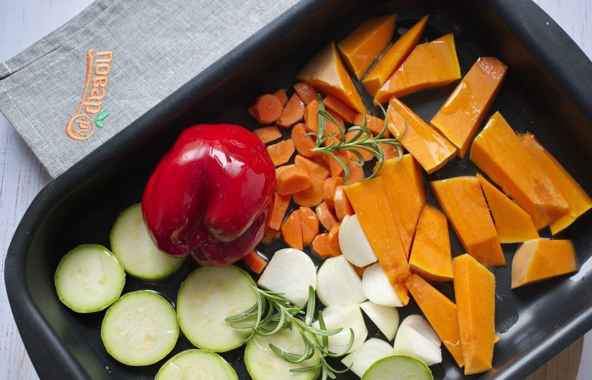 1. Этап. Суп-пюре из запеченных овощей: Кабачок, тыкву и лук нарежьте на средние куски. Морковь - тонкими кружками. Перец оставьте целым, легче будет снимать кожицу после запекания. Выложите овощи на противень, брызните оливковым маслом, посолите и поперчите по вкусу.