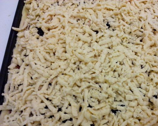 1. Этап. Печенье с вареньем и крошкой: 5. Сверху посыпаем тертой крошкой из второй половины теста. Отправляем в хорошо разогретую духовку на 30-35 минут. Выпекаем при температуре 180 градусов.