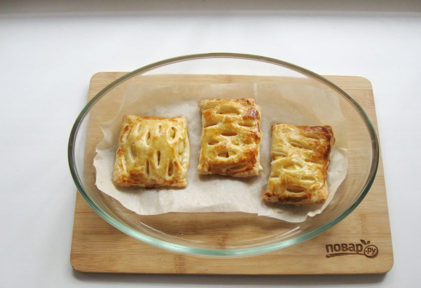 1. Этап. Фруктовые пирожки: 12. Выпекайте пирожки в духовке, заранее разогретой до 190-200 градусов, 20-25 минут до золотистого цвета.