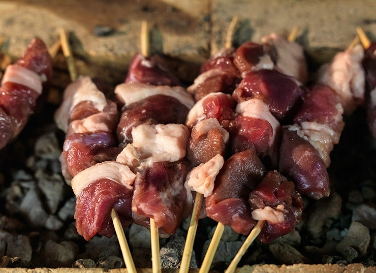 1. Этап. Шашлык по-афгански: Мясо смазывайте уксусом кисточкой и жарьте на углях, переворачивайте и снова смазывайте уксусом.