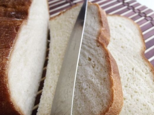 1. Этап. Хлеб на картофельном отваре: 7. Включаем хлебопечку, выбираем программу «Обычный хлеб» и вес 0,9 килограмма, выпекается хлеб три часа. Даем форме немного времени, чтобы хлеб остыл.