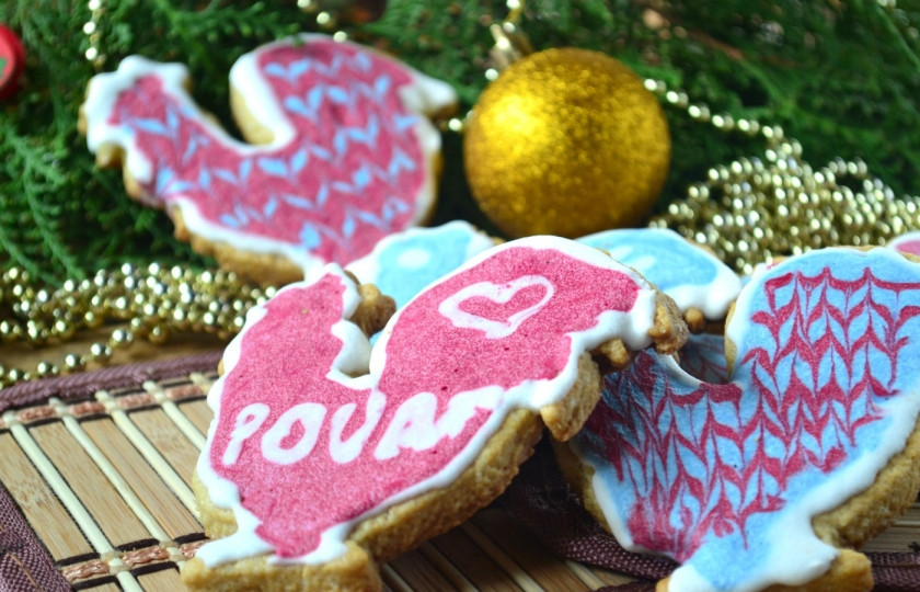 1. Этап. Новогоднее печенье Петушки: Готовое печенье оставьте в теплом месте на 2-6 часов для высыхания глазури. Следите, чтобы ваши домочадцы не съели его раньше :)