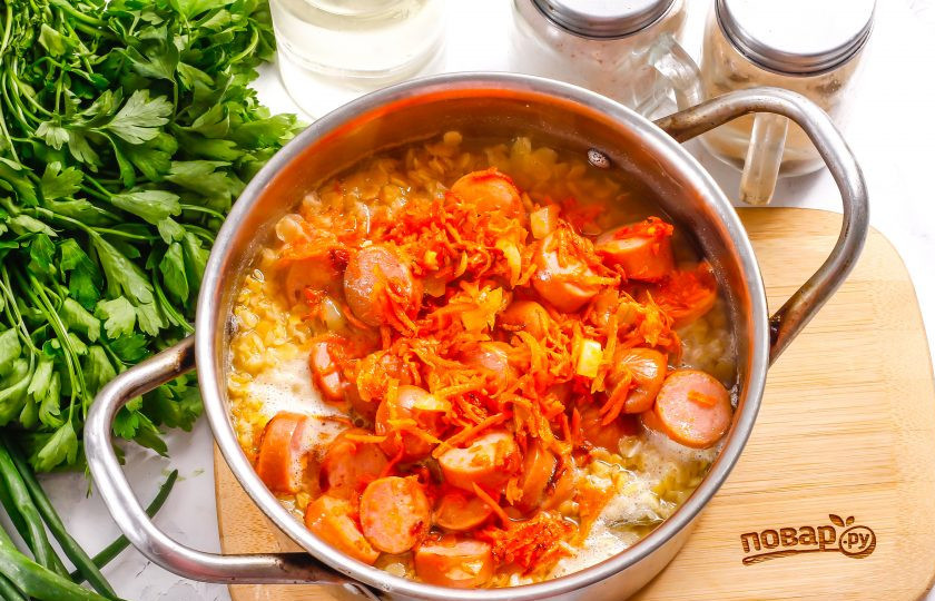 1. Этап. Суп с чечевицей и сосисками: Выложите зажарку с сосисками в кастрюлю с отваренными ингредиентами. Если воды окажется слишком мало, влейте еще, но не до краев емкости.