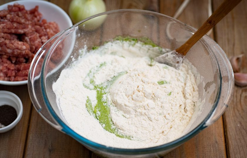 1. Этап. Зелёные пельмени со шпинатом: К зеленой шпинатной смеси добавьте муку.