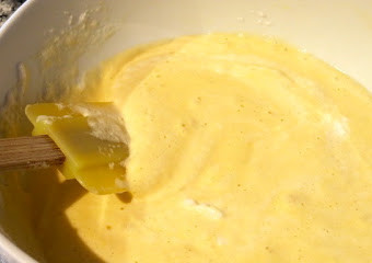 1. Этап. Кайзершмаррн: 9. Аккуратно соединяем белки с тестом, и можно сразу же печь.