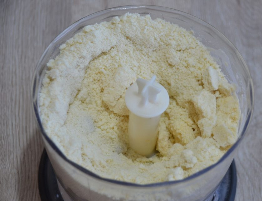 1. Этап. Бретонский яблочный пирог: Поместите в чашу блендера муку, порезанное на кусочки соленое сливочное масло, влейте ледяную воду, пробейте в крошку.