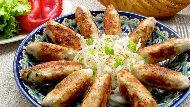1. Этап. Люля-кебаб из куриного фарша: 5. Жарим со всех сторон до полной готовности и подаем в горячем виде. Вместе с люля-кебаб из куриного фарша можно подавать маринованный репчатый луки зелень со свежими овощами.